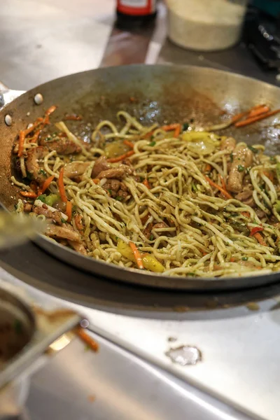 鸡丝炒面可用在中国餐馆流行东方菜 — 图库照片