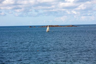 Saint Malo ve Cancale arasındaki Zümrüt Sahili 'nde güzel kumlu bir sahil. Britanya, Fransa