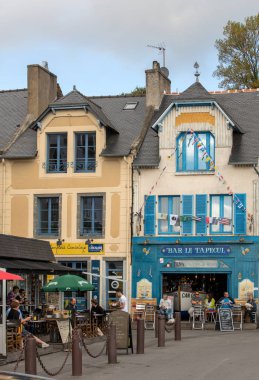 Cancale, Fransa-15 Eylül 2018: Canacle 'daki ana sokakta bulunan barlar ve restoranlar lezzetli balık ve deniz ürünleri ile ünlüdür. Brittany, Fransa
