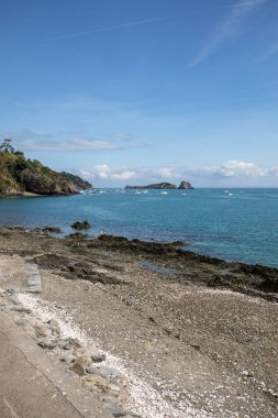  Cancale 'deki ünlü istiridye üretim kasabası yüksek gelgitte körfeze demirlemiş balıkçı tekneleri ve yatlar. Britanya, Fransa,