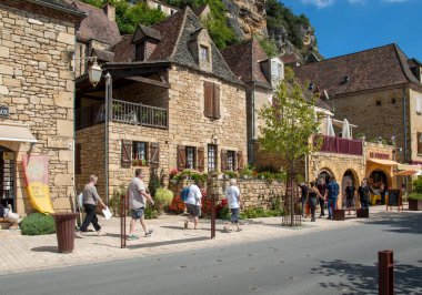 La Roque-Gageac, Dordogne, Fransa - 7 Eylül 2018: Dordogne nehri üzerindeki La Roque-Gageac manzaralı köy, Fransa