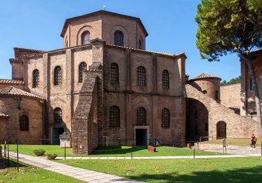 Ravenna, İtalya - 11 Eylül 2019: Batı Avrupa 'daki erken dönem Hıristiyan Bizans sanatının en önemli örneklerinden biri olan ünlü Bazilika di San Vitale, İtalya' nın Emilia-Romagna bölgesinde yer almaktadır.