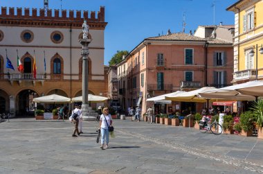 Ravenna, İtalya - 11 Eylül 2019: İtalyan Ravenna, Emilia-Romagna, İtalya 'da çift sütunlu Town Square Piazza del Popolo,