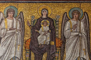 Ravenna, İtalya - 11 Eylül 2019: Ravenna, İtalya 'daki St Apollinare Nuovo Bazilikası' nda Meryem ve İsa arasındaki Mozaik