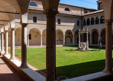 Ravenna, İtalya - 11 Eylül 2019: İtalya 'nın Ravenna kentindeki Dante' s Tomb ve San Francisco Bazilikası yakınlarındaki eski Fransisken keşiş manastırının sütunları, kemerleri ve yeşil çimleriyle donatılmış avlu