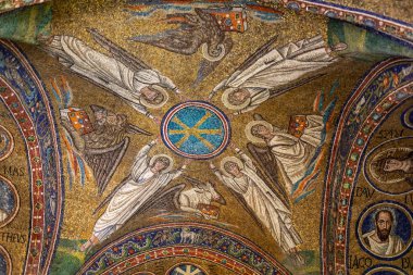 Ravenna, İtalya - 11 Eylül 2019: Sant Andrea Şapeli Mozaikleri veya Ravenna, İtalya 'daki Arşipiskopos Şapeli. Erken Hıristiyan döneminin günümüze kadar el değmemiş tek arşivsel şapeli.. 