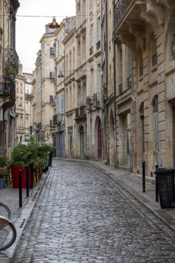 Bordeaux, Fransa - 9 Eylül 2018: Bordeaux, Fransa şehir merkezindeki bir caddedeki binaların cephesi. Bu binalar tipik Güneybatı Fransız mimarisidir. 