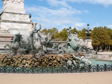 Bordeaux, Fransa - 9 Eylül 2018: Esplanade des Quinconces, Bordeaux 'daki Girondins Anıtı. Fransa
