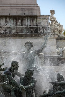  Esplanade des Quinconces, Bordeaux 'daki Girondins Anıtı' nın çeşmesi. Fransa