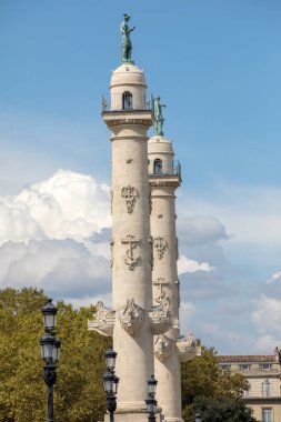  Place des Quinconces, Bordeaux, Fransa 'da iki kürsüsel sütun.