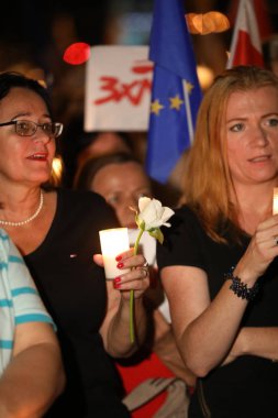 Cracow, Polonya - 21 Haziran 2017: Hükümet muhalifleri binlerce Krakow'da yeni yargı reformlar ve Yargıtay değiştirmek için gelecek planları karşı protesto etti. Cracow. Polonya