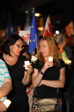 Cracow, Polonya - 21 Haziran 2017: Hükümet muhalifleri binlerce Krakow'da yeni yargı reformlar ve Yargıtay değiştirmek için gelecek planları karşı protesto etti. Cracow. Polonya