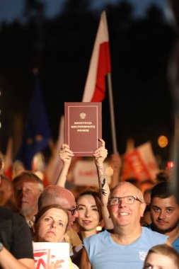 Cracow, Polonya - 21 Haziran 2017: Hükümet muhalifleri binlerce Krakow'da yeni yargı reformlar ve Yargıtay değiştirmek için gelecek planları karşı protesto etti. Cracow. Polonya