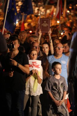 Cracow, Polonya - 21 Haziran 2017: Hükümet muhalifleri binlerce Krakow'da yeni yargı reformlar ve Yargıtay değiştirmek için gelecek planları karşı protesto etti. Cracow. Polonya