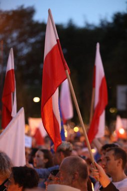 Cracow, Polonya - 21 Haziran 2017: Hükümet muhalifleri binlerce Krakow'da yeni yargı reformlar ve Yargıtay değiştirmek için gelecek planları karşı protesto etti. Cracow. Polonya