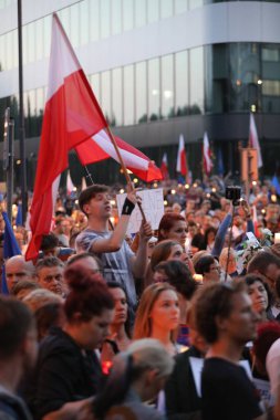 Cracow, Polonya - 21 Haziran 2017: Hükümet muhalifleri binlerce Krakow'da yeni yargı reformlar ve Yargıtay değiştirmek için gelecek planları karşı protesto etti. Cracow. Polonya