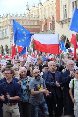 Cracow Cracow, Polonya - 23 Temmuz 2017: Başka bir günde binlerce insan Polonya Anayasa hukuku ihlali karşı protesto. Savunma Bölümü güç, özgür seçim ve en yüksek mahkeme Polonya'nın bağımsızlığını üçlü