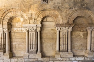 Arles, Fransa - 27 Haziran 2017: Romanesk kilise, Saint Trophime Katedrali Arles Cloisters. Provence, Fransa