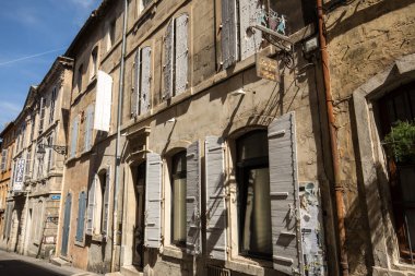 Arles, Fransa - 27 Haziran 2017: Provence'daki Arles'in eski kasabasındaki sokak. Fransa.
