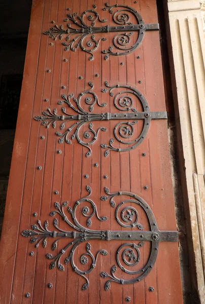 法国阿尔勒 2017年6月27日 在法国阿尔勒的圣特罗菲姆大教堂门口装饰铰链 Bouches Rhone France — 图库照片