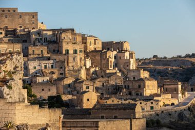 Sassi di Matera 'nın manzarası. Matera şehrinin tarihi bir bölgesidir. Eski mağara evleri ile ünlüdür. Basilicata. İtalya