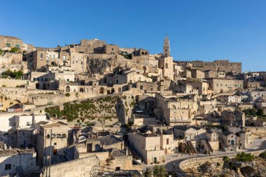 Sassi di Matera 'nın manzarası. Matera şehrinin tarihi bir bölgesidir. Eski mağara evleri ile ünlüdür. Basilicata. İtalya