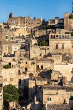 Sassi di Matera 'nın manzarası. Matera şehrinin tarihi bir bölgesidir. Eski mağara evleri ile ünlüdür. Basilicata. İtalya