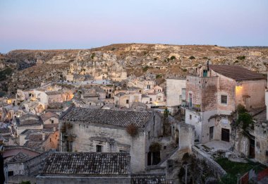 Sassi di Matera 'nın manzarası. Matera şehrinin tarihi bir bölgesidir. Eski mağara evleri ile ünlüdür. Basilicata. İtalya