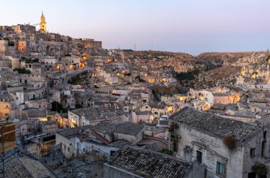 Sassi di Matera 'nın manzarası. Matera şehrinin tarihi bir bölgesidir. Eski mağara evleri ile ünlüdür. Basilicata. İtalya