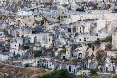 Sassi di Matera 'nın manzarası. Matera şehrinin tarihi bir bölgesidir. Eski mağara evleri ile ünlüdür. Basilicata. İtalya