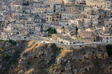 Sassi di Matera 'nın panoramik manzarası Matera şehrinin tarihi bir bölgesidir. Belvedere di Murgia Timone, Basilicata, İtalya' daki antik mağara evleri ile ünlüdür. 