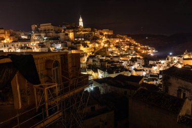 Matera 'lı Sassi' nin gece manzarası. Eski mağara evleri ile tanınır. Basilicata. İtalya