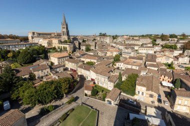 St. Emilion, Fransa - 8 Eylül 2018: St. Emilion, Fransa 'nın panoramik manzarası. St Emilion, Bordeaux 'nun başlıca kırmızı şarap bölgelerinden biridir ve çok popüler bir turizm merkezidir..