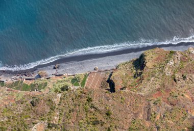 Portekiz, Madeira Adası 'ndaki Cabo Girao' dan Avrupa 'nın en yüksek uçurumuna bakın.