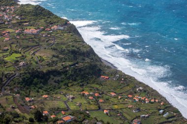 Kuzey kıyısındaki Arco De So Jorge Madeira, Miradouro Beira da Quinta, Madeira, Portekiz 'den görüldü.