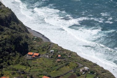 Kuzey kıyısındaki Arco De So Jorge Madeira, Miradouro Beira da Quinta, Madeira, Portekiz 'den görüldü.