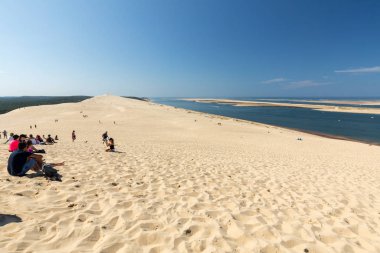 Pilat Kumulu, Fransa - 10 Eylül 2018: Avrupa 'nın en uzun kum tepesi olan Pilat Kumulundaki İnsanlar. La Teste-de-Buch, Arcachon Körfezi, Aquitaine, Fransa 