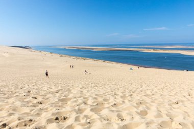 Pilat Kumulu, Fransa - 10 Eylül 2018: Avrupa 'nın en uzun kum tepesi olan Pilat Kumulundaki İnsanlar. La Teste-de-Buch, Arcachon Körfezi, Aquitaine, Fransa 