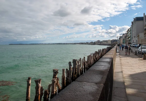 St. Malo, Fransa - 14 Eylül 2018: Saint Malo, Brittany, Fransa 'da deniz kenarında gezinen insanlar
