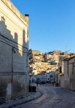 Matera, İtalya - 15 Eylül 2019: Sassi di Matera 'da Cobblestone Caddesi Matera şehrinin tarihi bir bölgesi. Basilicata. İtalya