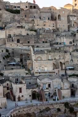 Matera, İtalya - 14 Eylül 2019: Matera şehrinde tarihi bir bölge olan Sassi di Matera 'nın tarihi mağara konutlarıyla tanınıyor. Basilicata. İtalya
