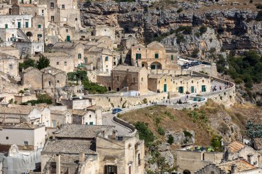 Matera, İtalya - 15 Eylül 2019: Matera şehrinin tarihi bir bölgesi olan Sassi di Matera 'nın tarihi mağara konutlarıyla tanınıyor. Basilicata. İtalya