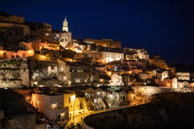 Matera, İtalya - 17 Eylül 2019: Matera Sassisinin gece manzarası Matera şehrinde antik mağara evleri ile tanınan tarihi bir bölge. Basilicata. İtalya