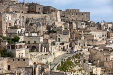 Matera, İtalya - 20 Eylül 2019: Matera şehrinde tarihi bir bölge olan Sassi di Matera 'nın tarihi mağara konutlarıyla tanınıyor. Basilicata. İtalya