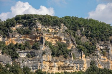 La Roque-Gageac ve Castelnaud arasında Dordogne nehir vadisinin peyzaj, Aquitaine, Fransa