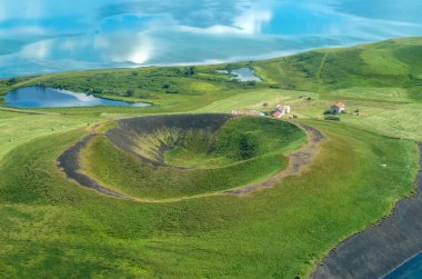 yukarıdan İzlanda hava görünümünde volkanik kraterler, Myvatn göl