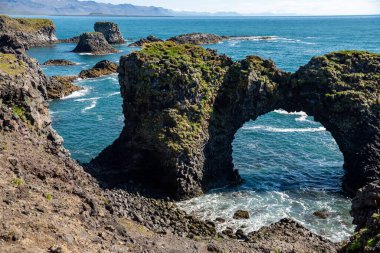 Gatklettur - Arnarstapi, Snaefellsnes, İzlanda yakınlarındaki doğal kemerli Arch Kayası