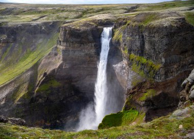 İzlanda 'daki Haifoss şelalesinin manzarası. 