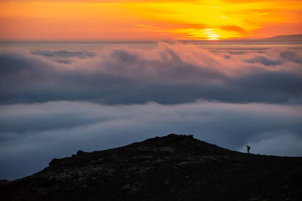 Drømmende Tåkelandskap Skyenes Hav Fjell Ved Solnedgang Island – stockfoto