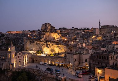 Matera; İtalya - 17 Eylül 2019: Bond 25. Mumları taşıyan figüranların olduğu bir geçit töreni sahnesi. Sassi 'deki 